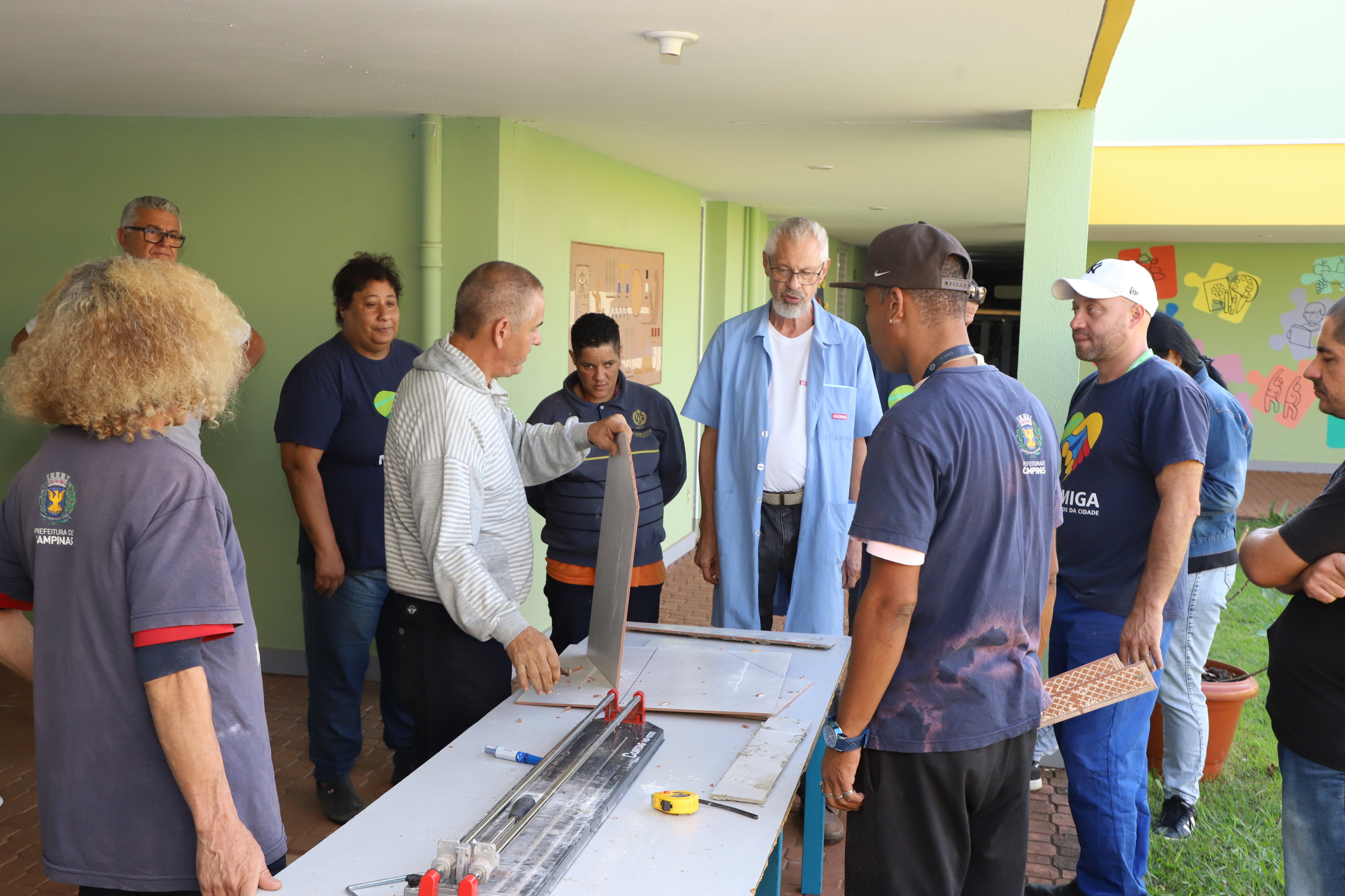 Marcelo Alexsandro Aregazzoni (de boné) e demais bosistas ao final da aula de técnicas de revestimento em pisos e azulejos 