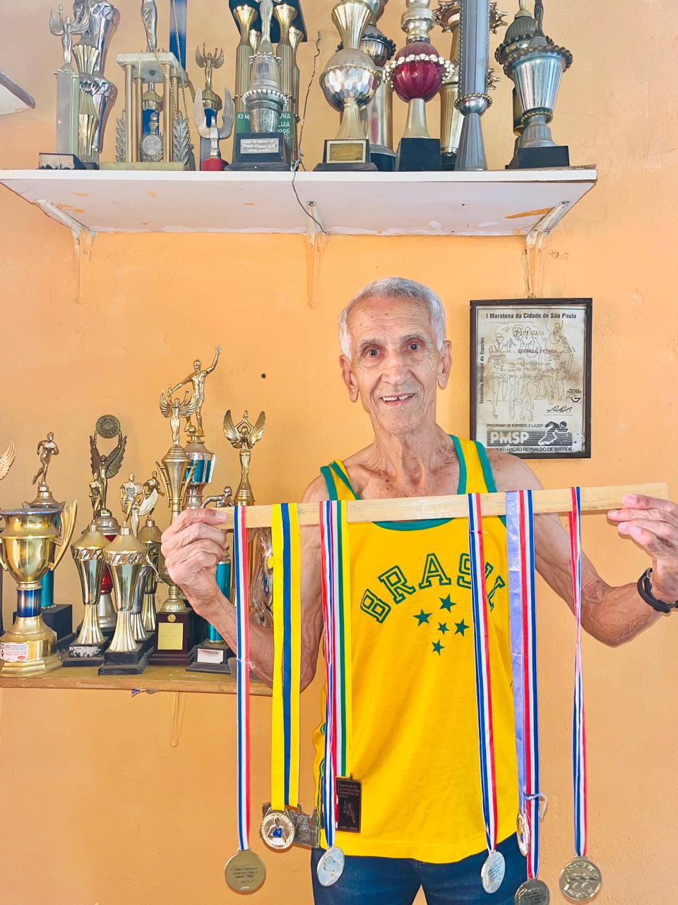 Aos 85 anos, Edgard exibe medalhas e troféus conquistados nas provas de atletismo