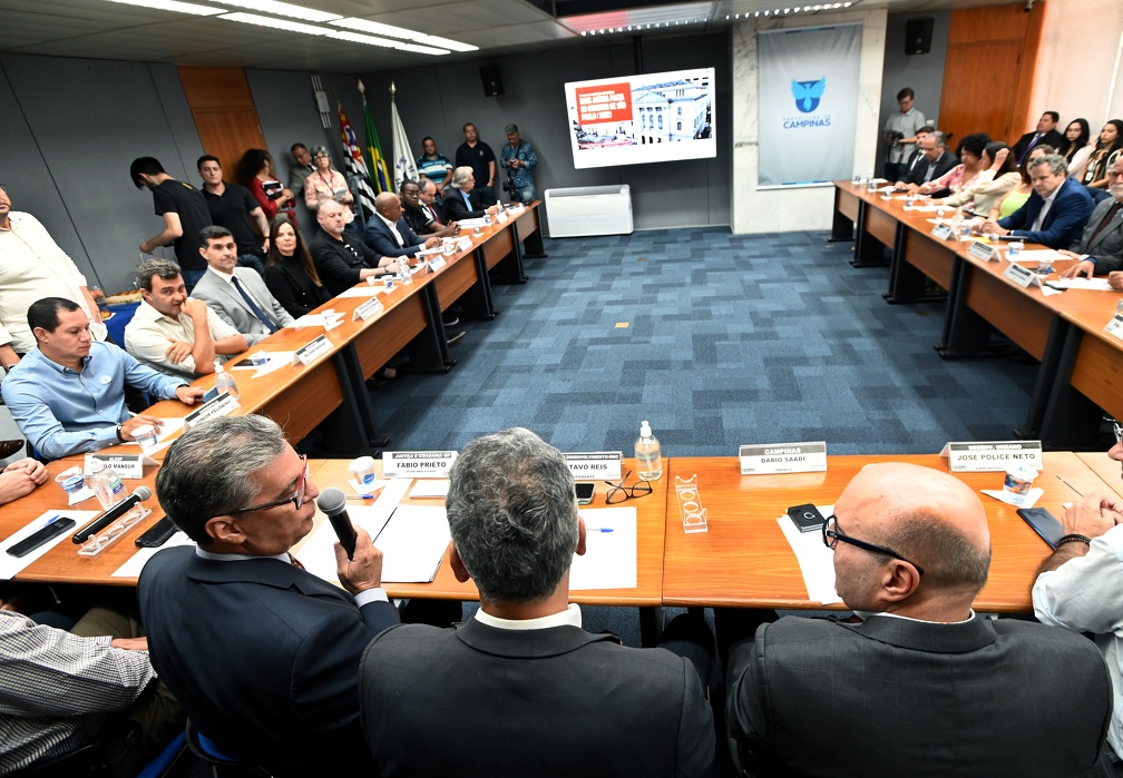 O secretário estadual Fábio Prieto fala durante encontro com prefeitos da RMC em Campinas