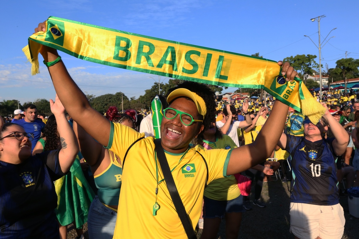 Torcedores transformaram a Praça Arautos da Paz em um grande encontro da comunidade