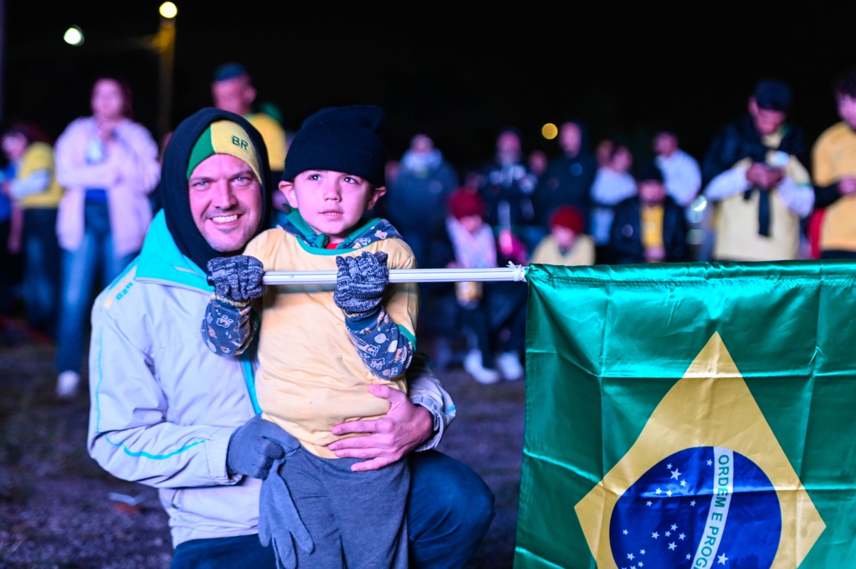 Famílias compareceram à Arena do Torcedor para torcer pela Seleção, mesmo com chuva e frio