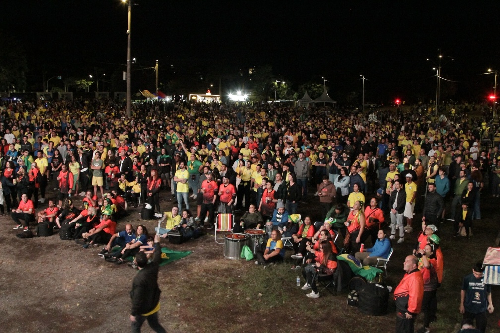 Torcedores acompanham a exibição da partida do Brasil na Arena do Torcedor, instalada na Praça Arautos da Paz
