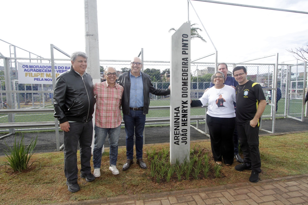 O prefeito Dário Saadi, autoridades e familiares participaram da entrega da revitalização da Praça Antônio Mota Barreto; no espaço foi implantada a Areninha João Henryk Diomedeira Pinto