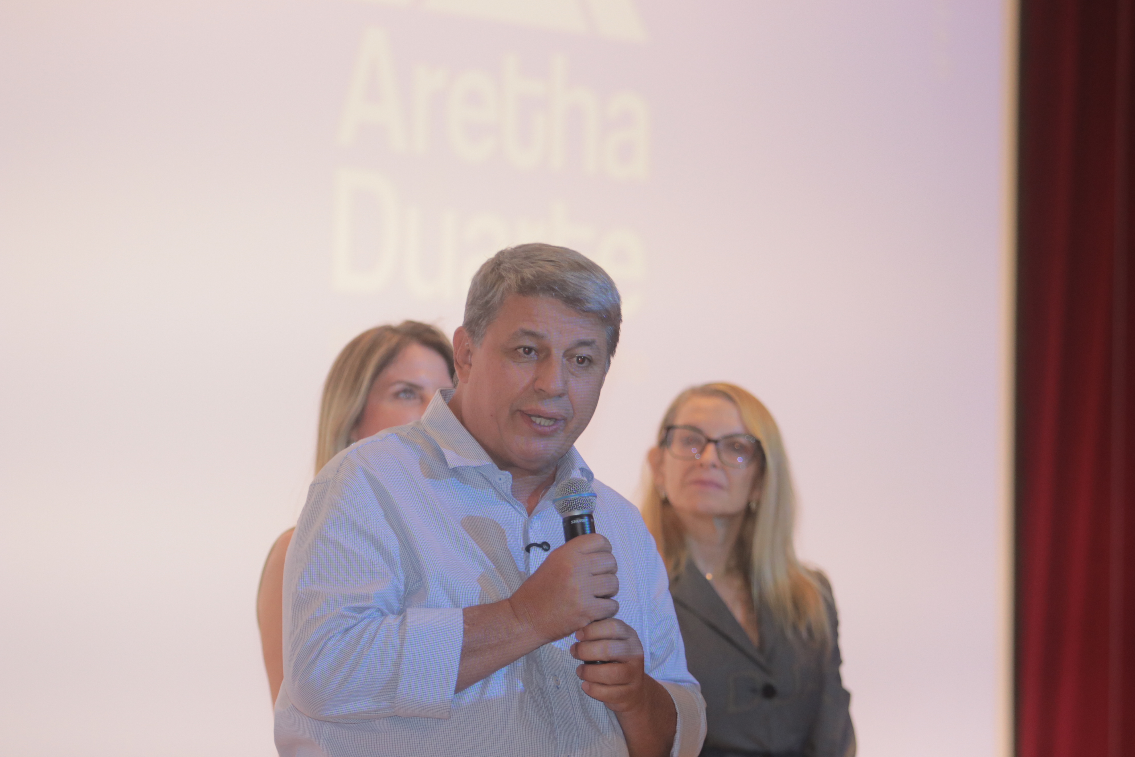 Prefeito em exercício, Wanderley de Almeida, destacou interface da palestra com o Mês da Mulher