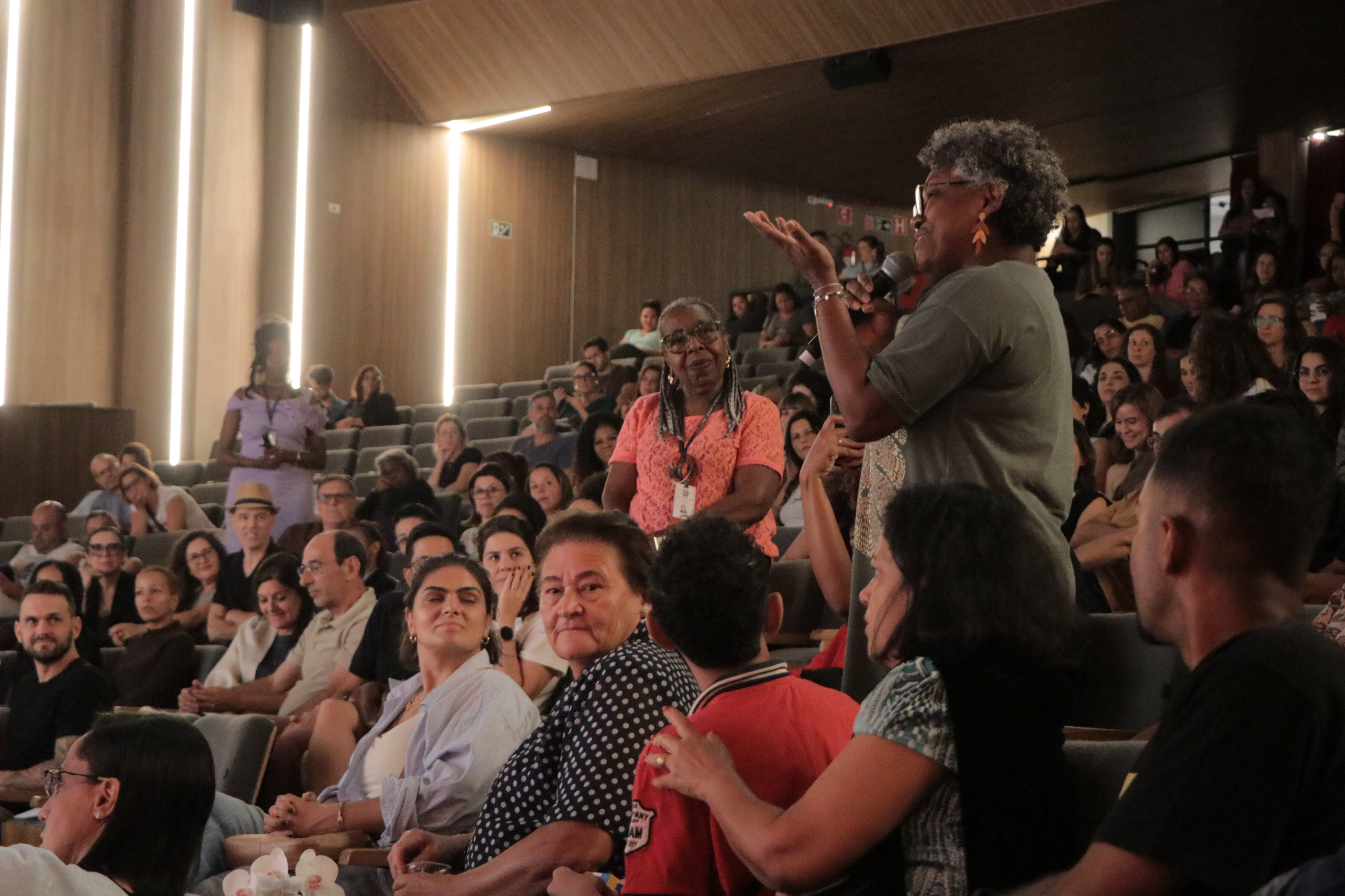 A plateia atenta e interativa se encantou com a palestra