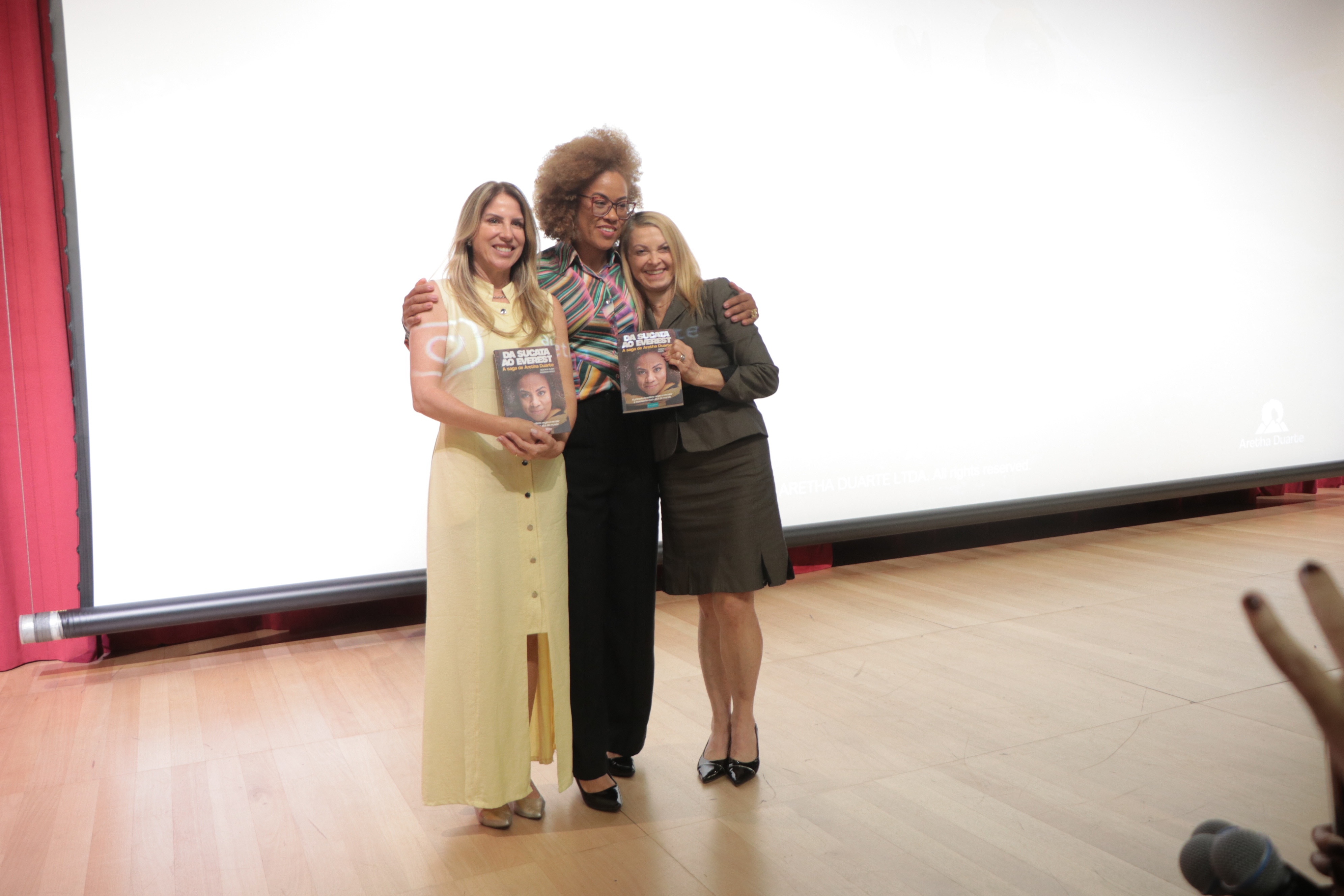 A palestrante com as secretárias Alessandra (Políticas para as Mulheres) e Alexandra (Cultura e Turismo) 