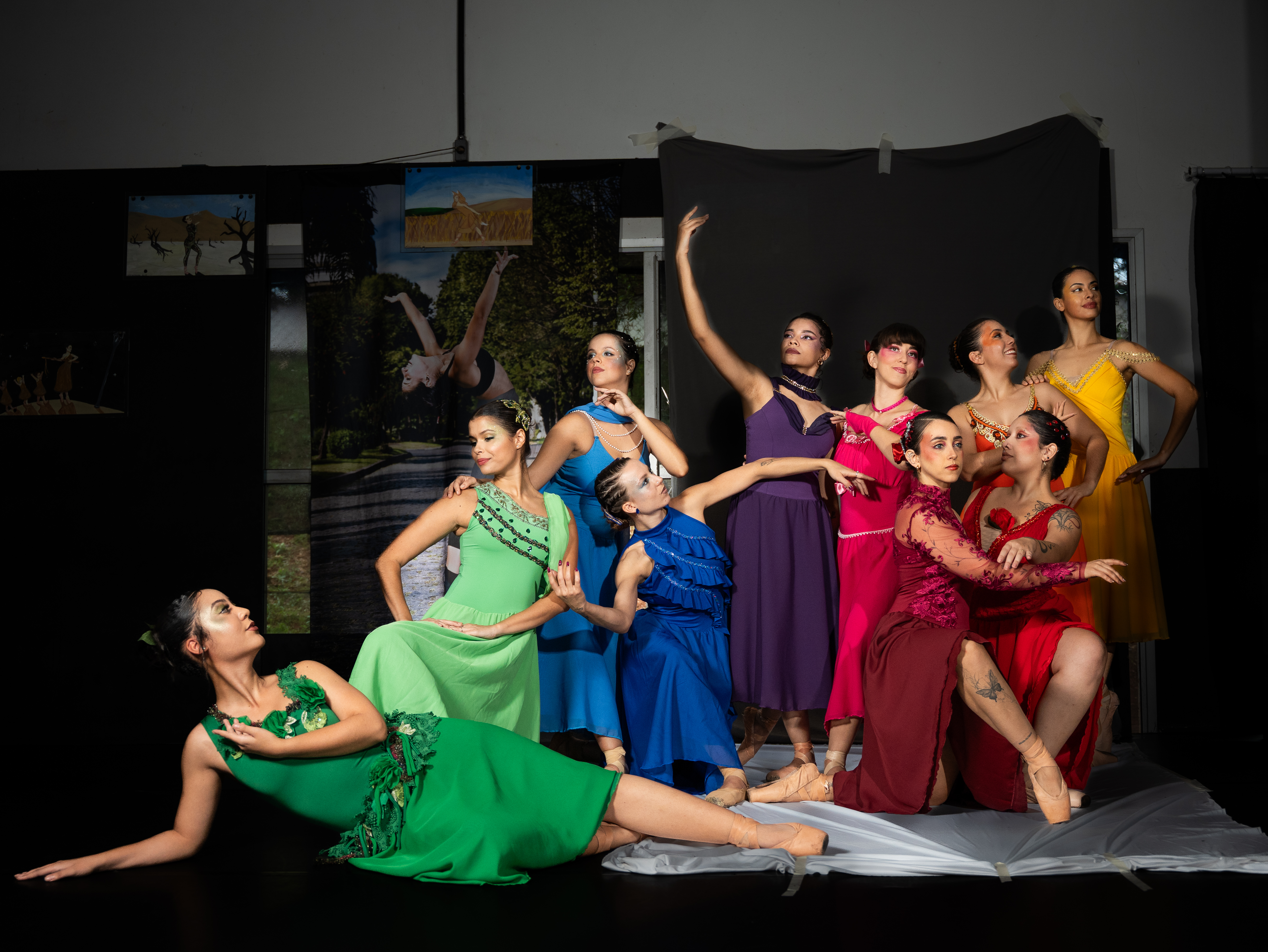 Bailarinos da Cia de Ballet Arnea e alunos das escolas parceiras participam do espetáculo "Entre Cores – O que a luz revela"