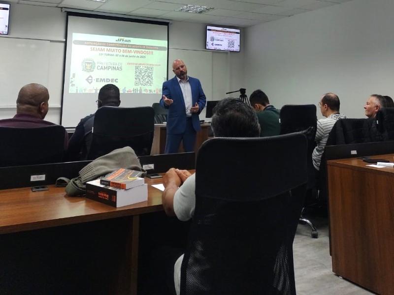 Aulas teóricas e práticas são ministradas por representantes da Polícia Militar