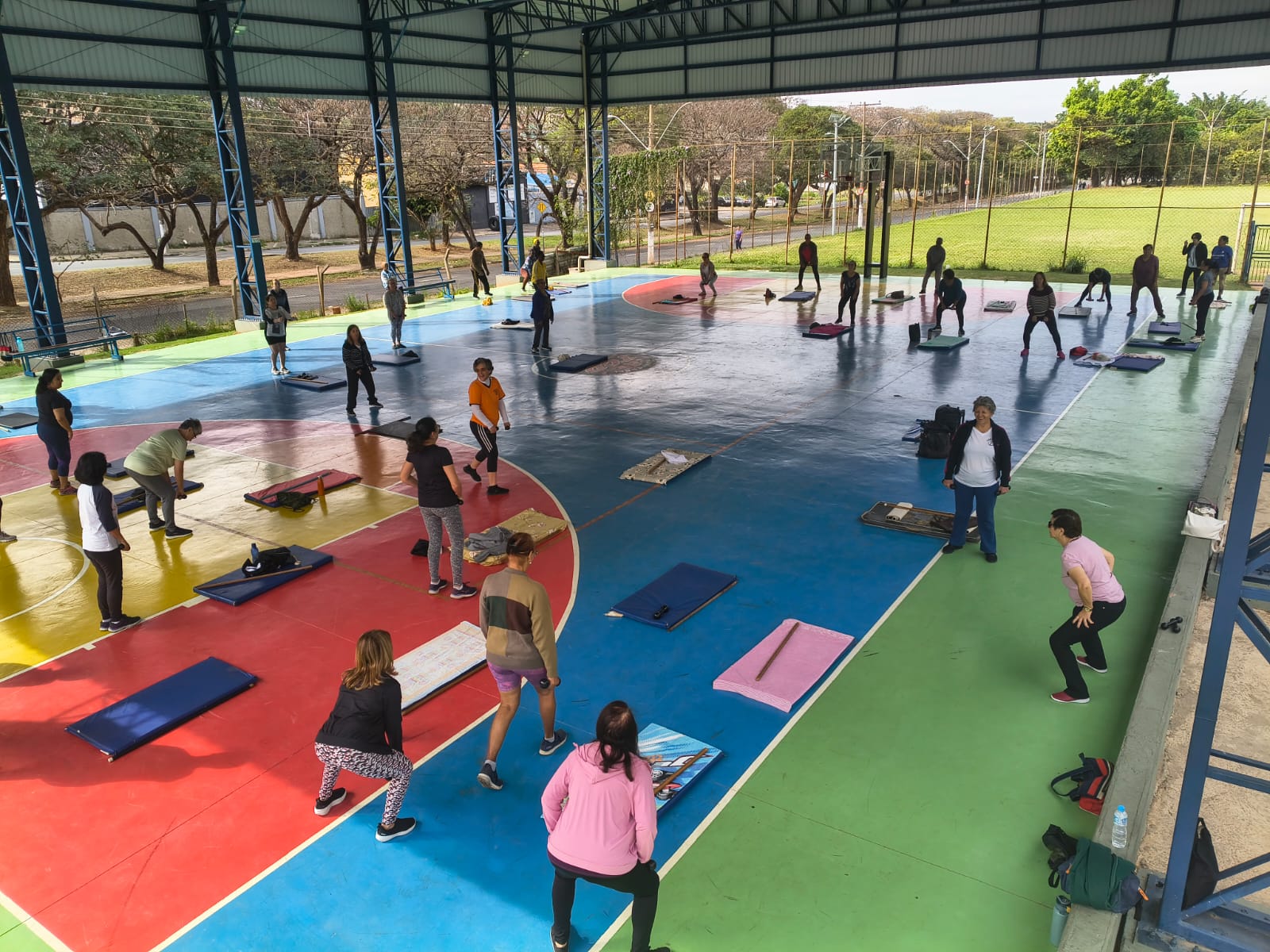 Aula de ginástica no Centro Esportivo Tancredo Neves