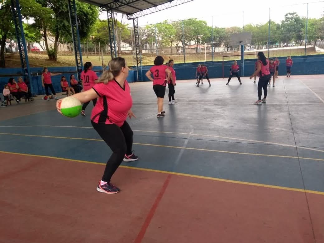 Voleibol adaptado reúne mulheres em atividade esportiva oferecida pela Secretaria Municipal de Esporte e Lazer