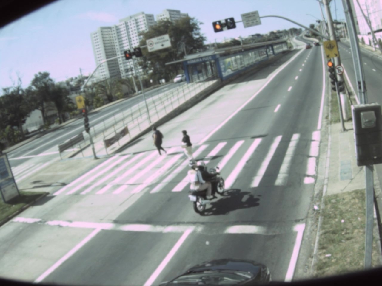 Avanço na faixa de pedestres é uma das infrações comuns que representa risco para quem está atravessando a via