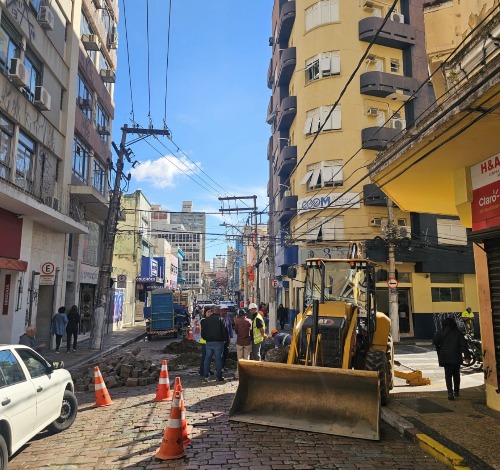 Equipes da Secretaria de Serviços Públicos realizam manutenção emergencial em caixa de passagem subterrânea na rua Barão de Jaguara