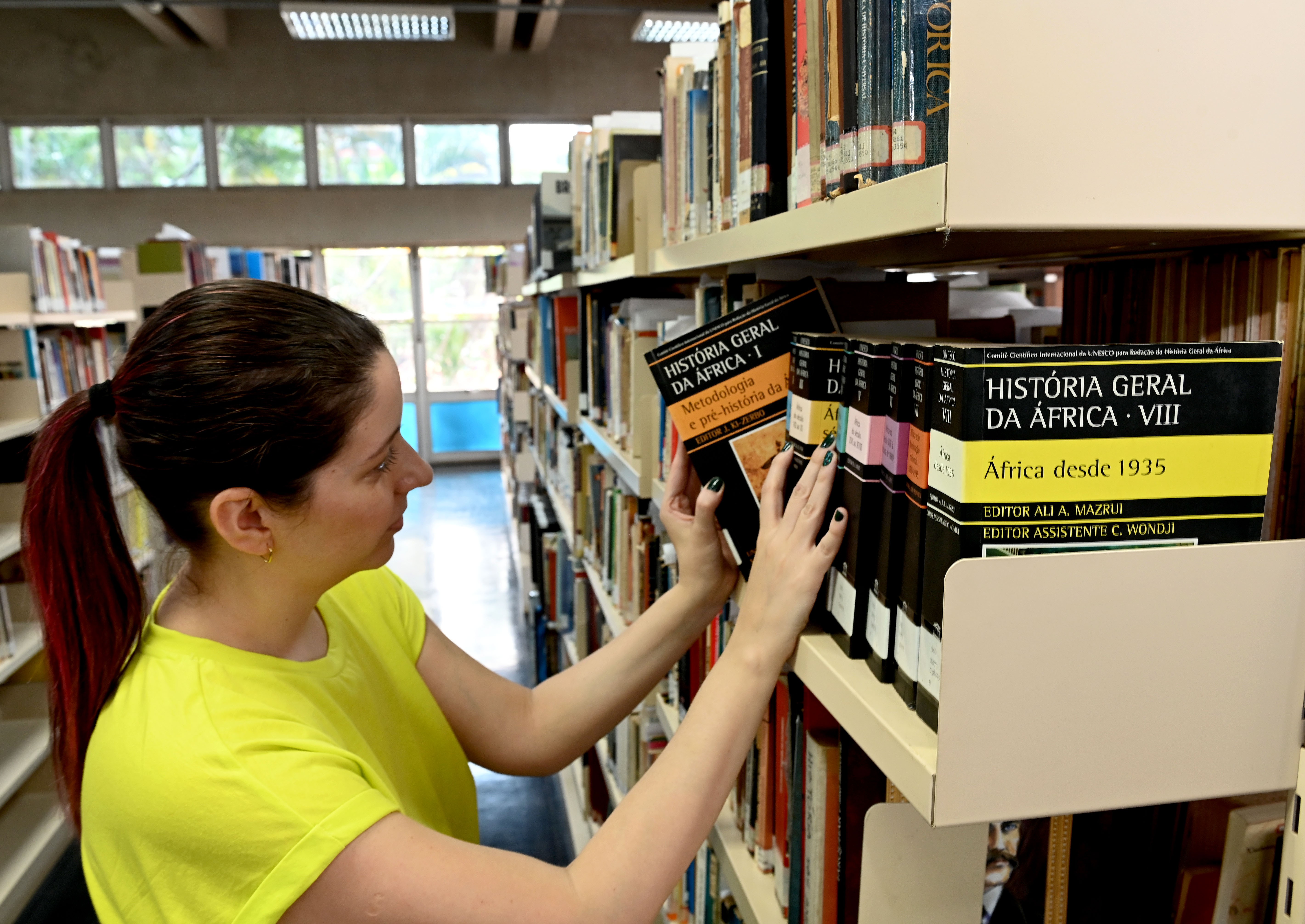 Entre os cargos ofertados está o de especialista em informação - biblioteconomia