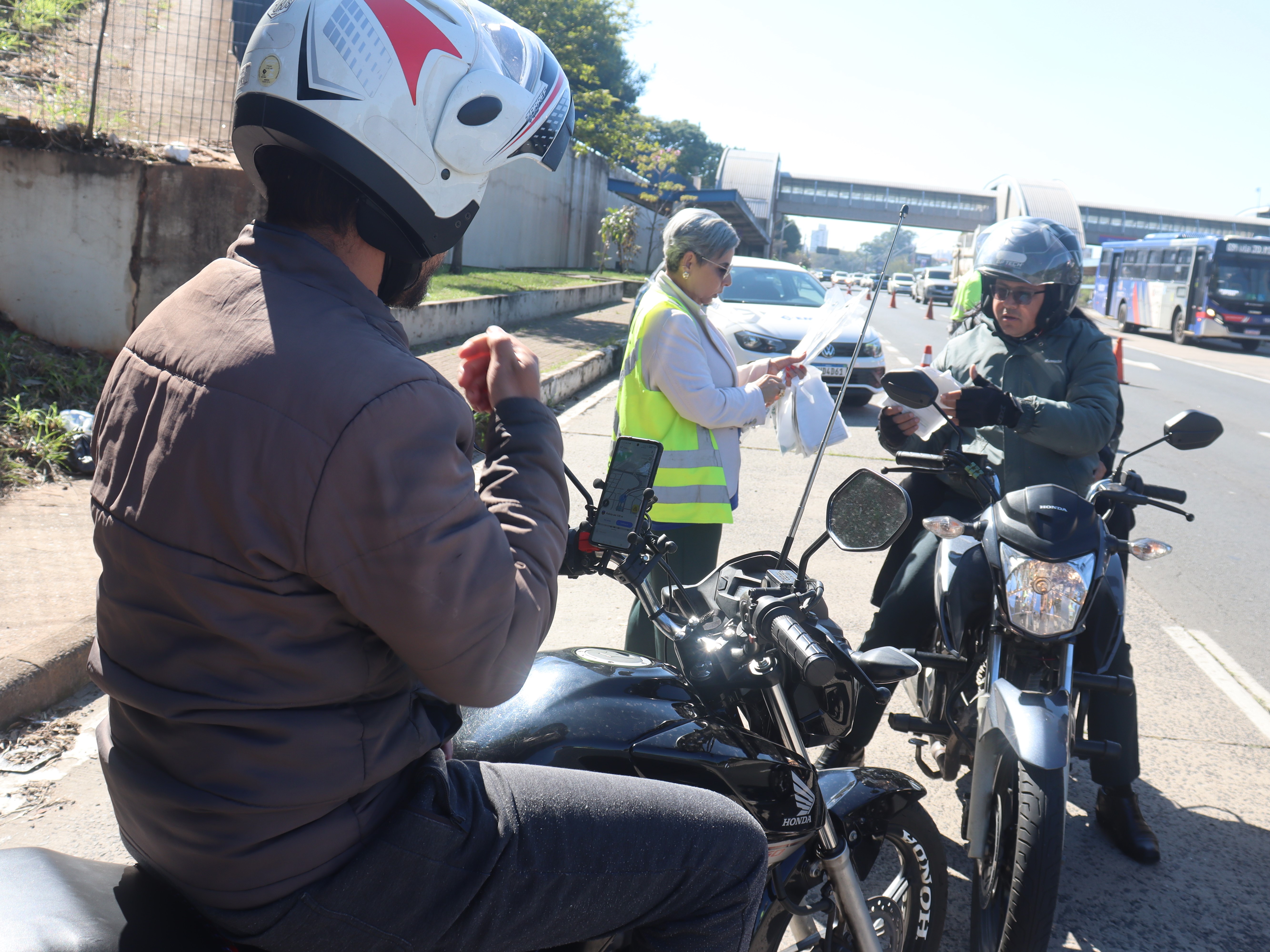 Durante a ação, motociclistas receberam orientações sobre diversas condutas seguras no trânsito
