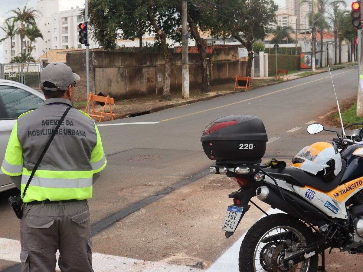 Agentes da Emdec realizam os bloqueios, monitoram a circulação na região e orientam os usuários das linhas de ônibus