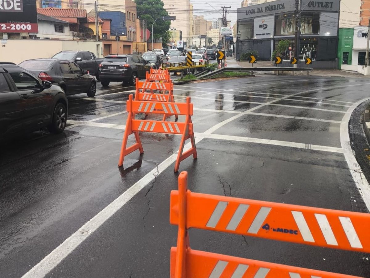 Trânsito pela rua General Marcondes Salgado, via ao lado do Bosque, fica bloqueado