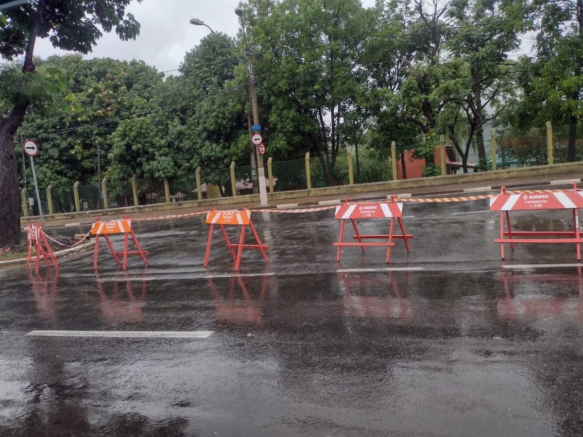 Medida é necessária para a segurança viária após acumulado de chuvas acima de 80 mm em 72 horas; parques e bosques da cidade foram fechados à visitação