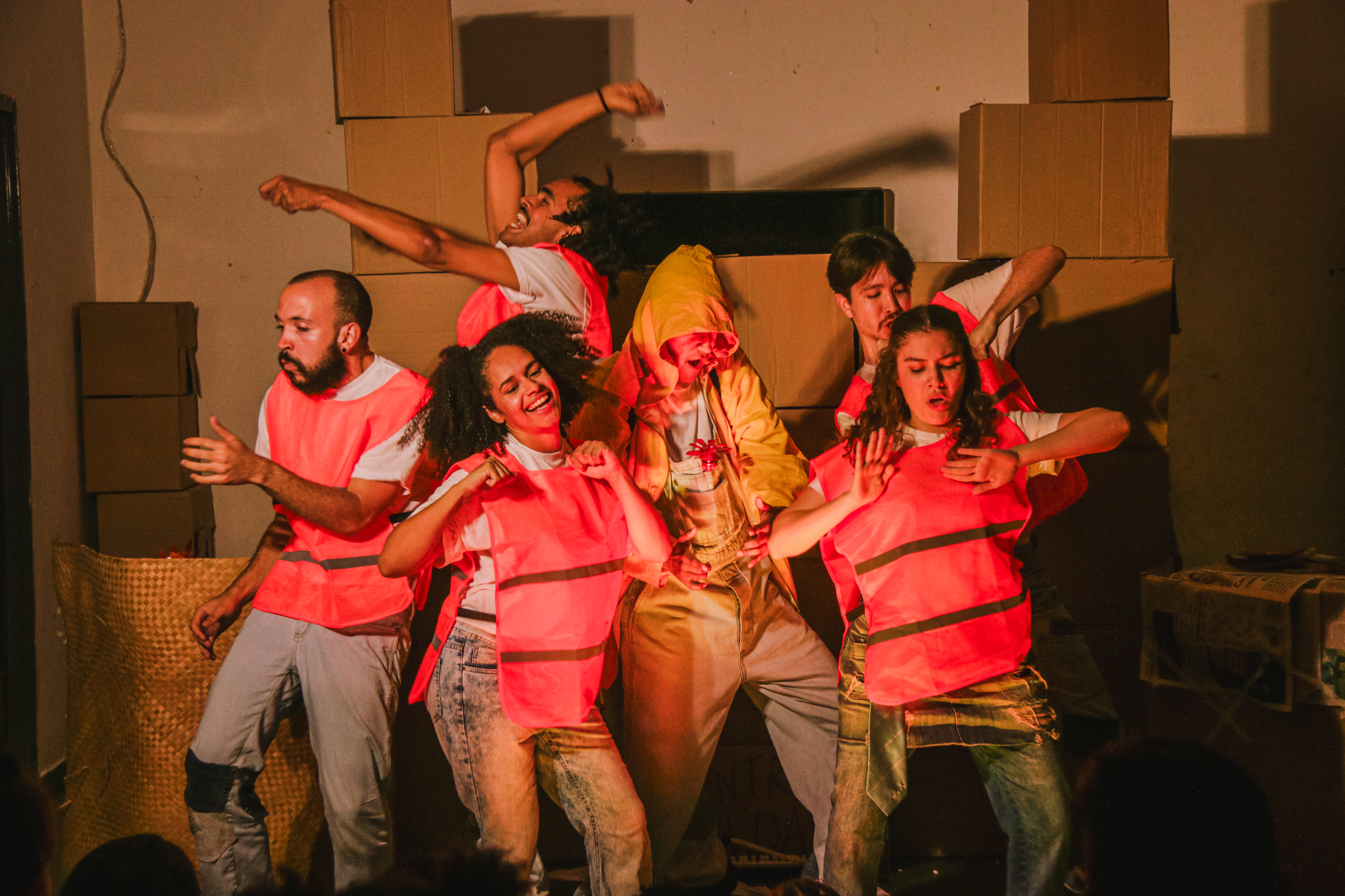 Elenco do espetáculo Invisíveis, do Estúdio Cênico, que estreia no domingo no Centro de Convivência