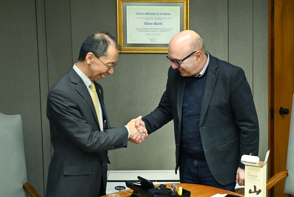 Prefeito Dário Saadi cumprimenta o cônsul-geral Toru Shimizu