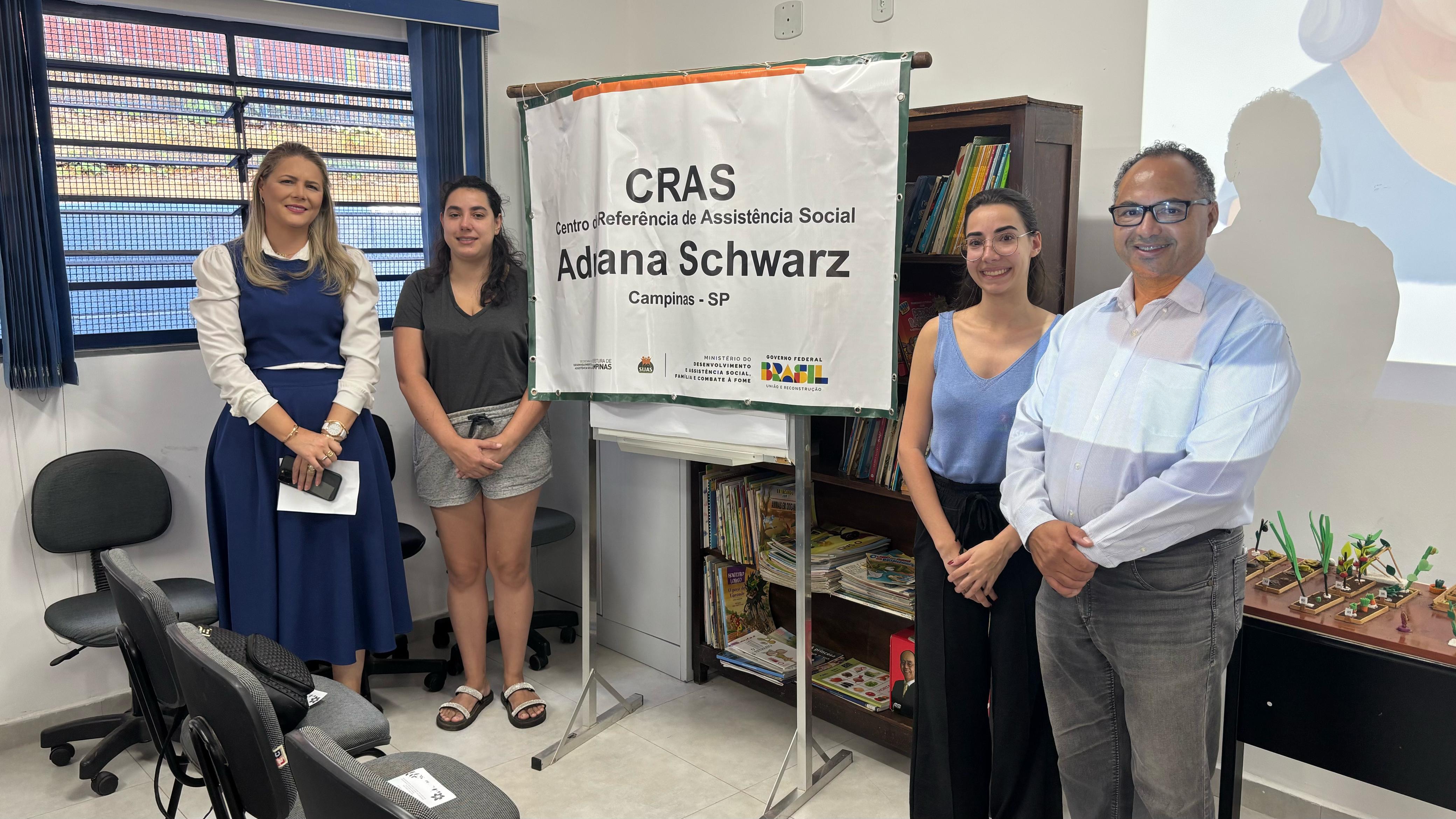 A secretária Vandecleya à esquerda e o ex-Vereador Cecílio Santos, autor da lei que mudou o nome do Cras, à direita. Entre os dois, Mariana e Natália, filhas de Adriana