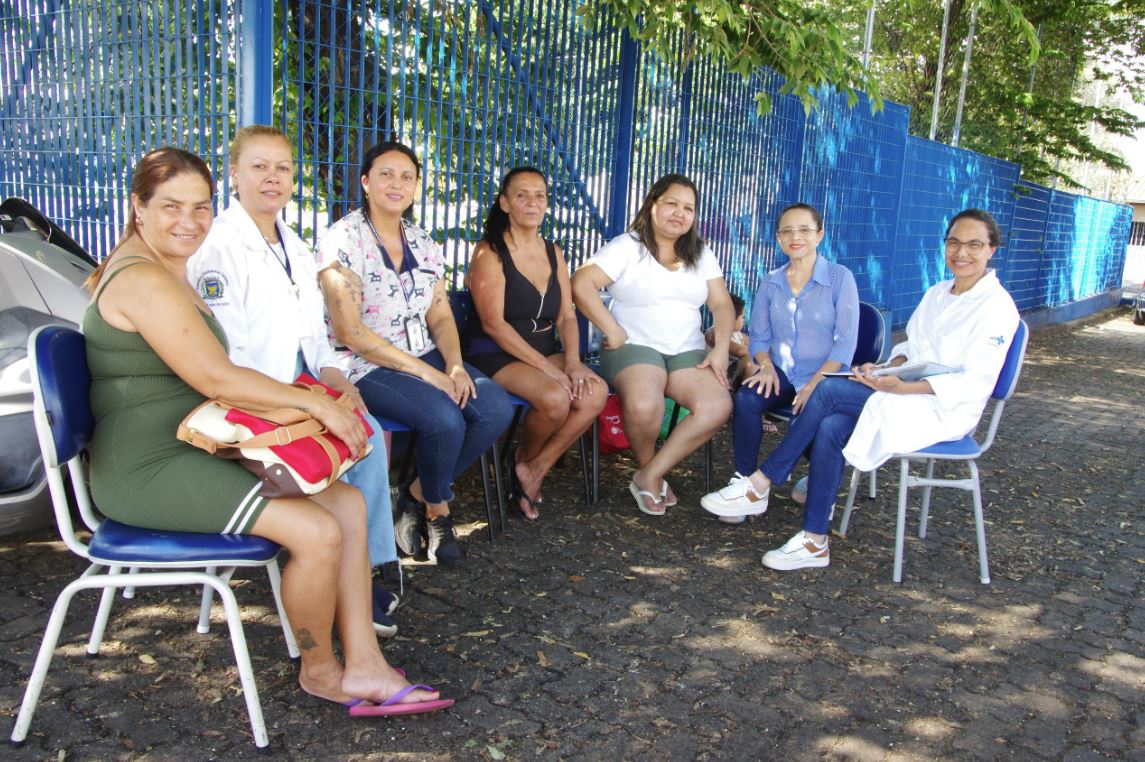 Pacientes de grupo antitabagismo durante encontro no CS San Martin