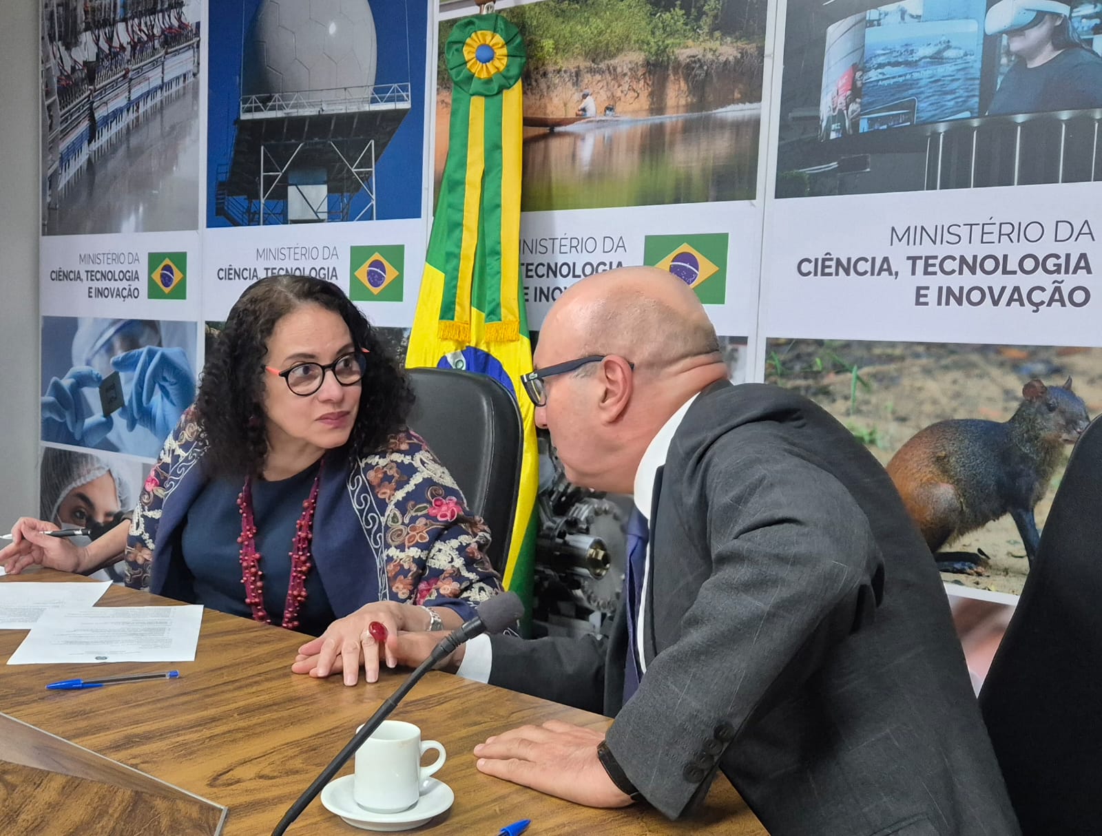 Prefeito Dário Saadi e a ministra Luciana Santos durante a reunião em Brasília