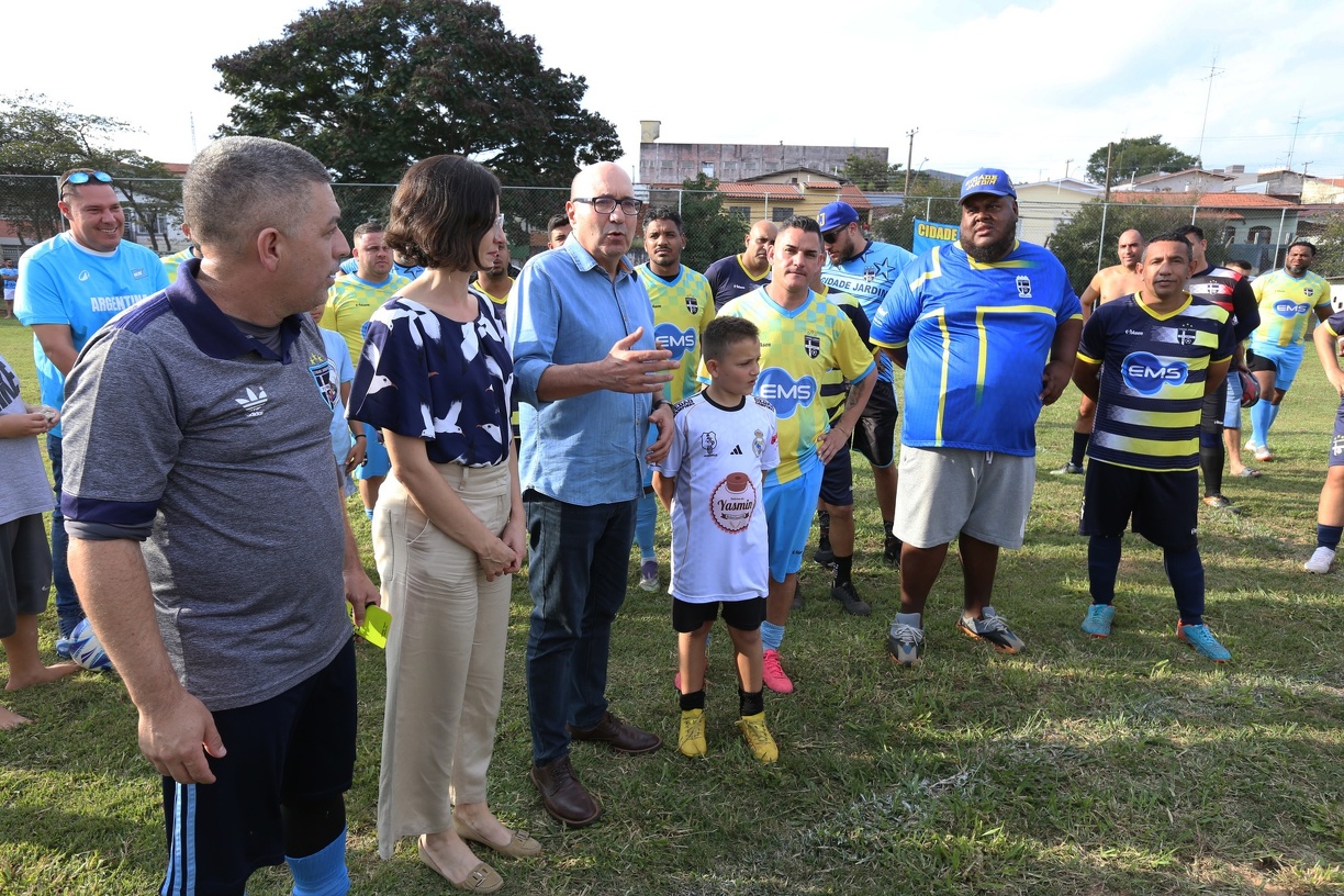 Prefeito Dário Saadi conversa com moradores durante a entrega das obras da praça