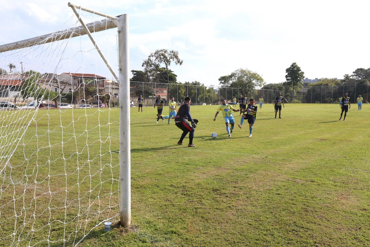 Após a reinauguração, o novo gramado recebeu a primeira partida de futebol amador do Cidade Jardim Futebol Clube