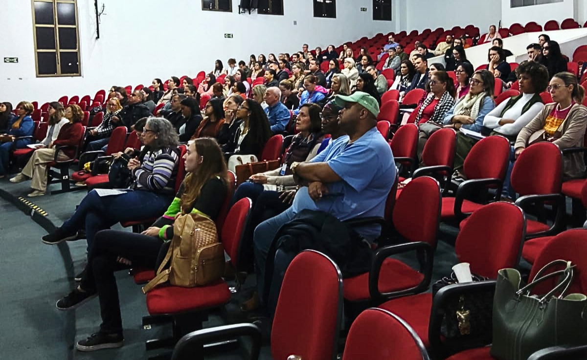 Mais de 100 profissionais receberam orientações sobre saúde da população idosa
