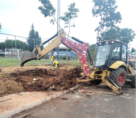 A limpeza de talude e plantio de grama na Praça Olívia Cândida – Rua Mauro Aparecido da Silva, DIC VI, foi agilizada com o uso de maquinário