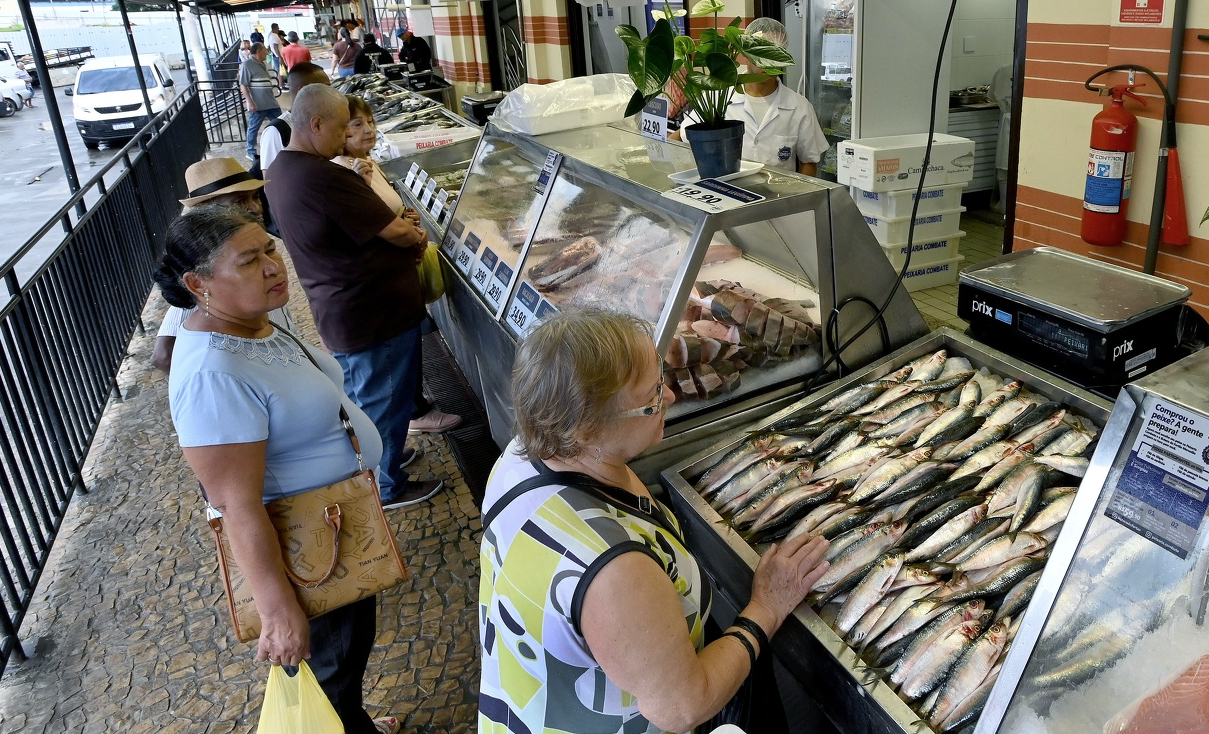 Pescados mais vendidos durante o período são sardinha, tilápia, filé de tilápia, filé de salmão, entre outros