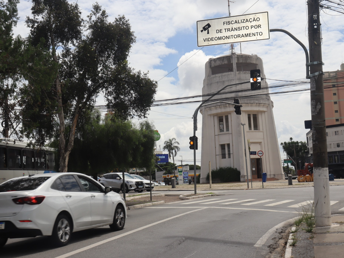 Fase de testes das câmeras flagrou diversas situações de descumprimento da lei; placas de orientação foram instaladas