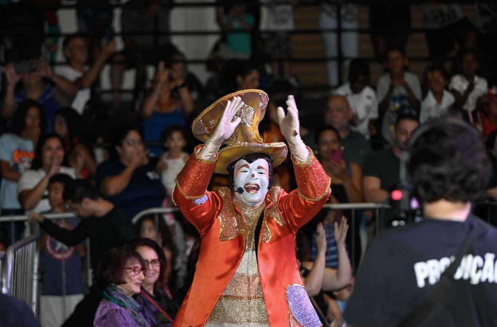 Ao longo do espetáculo público é chamado a dançar e brincar junto com os personagens do show