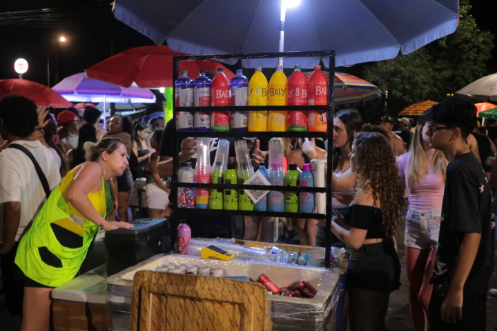 Trabalhando de forma legalizada, ambulantes oferecem estrutura e conforto para participantes da festa