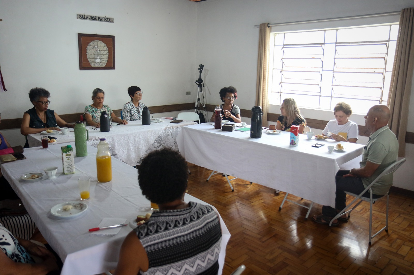 No Café com Leiteratura, discussões acontecem enquanto os participantes compartilham um café coletivo