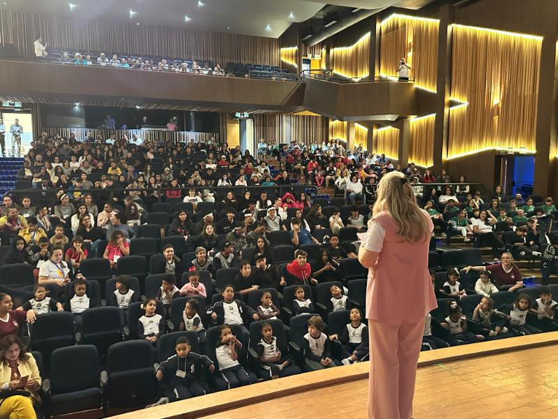 Secretária de Assistência Social recebe crianças e adolescentes