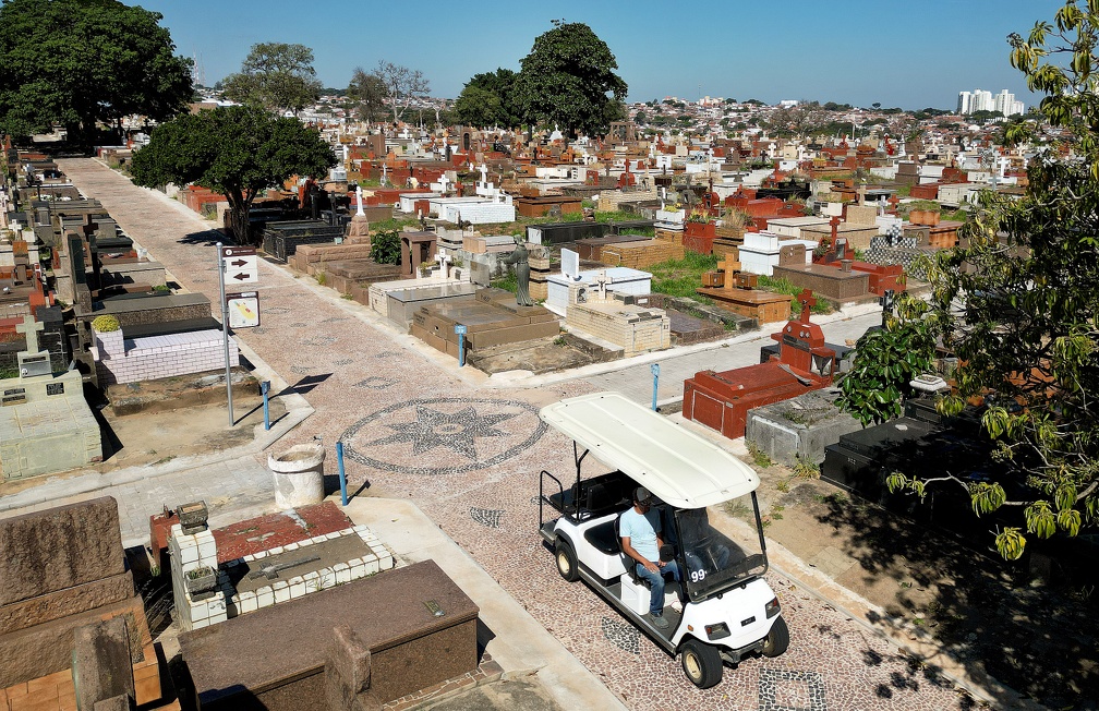 O Cemitério da Saudade possui 30 mil sepulturas distribuídas em 72 quadras