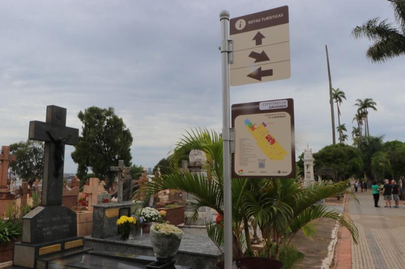 Cemitério da Saudade: novas placas de sinalização turística oferecem aos visitantes uma sugestão de roteiro de personalidades