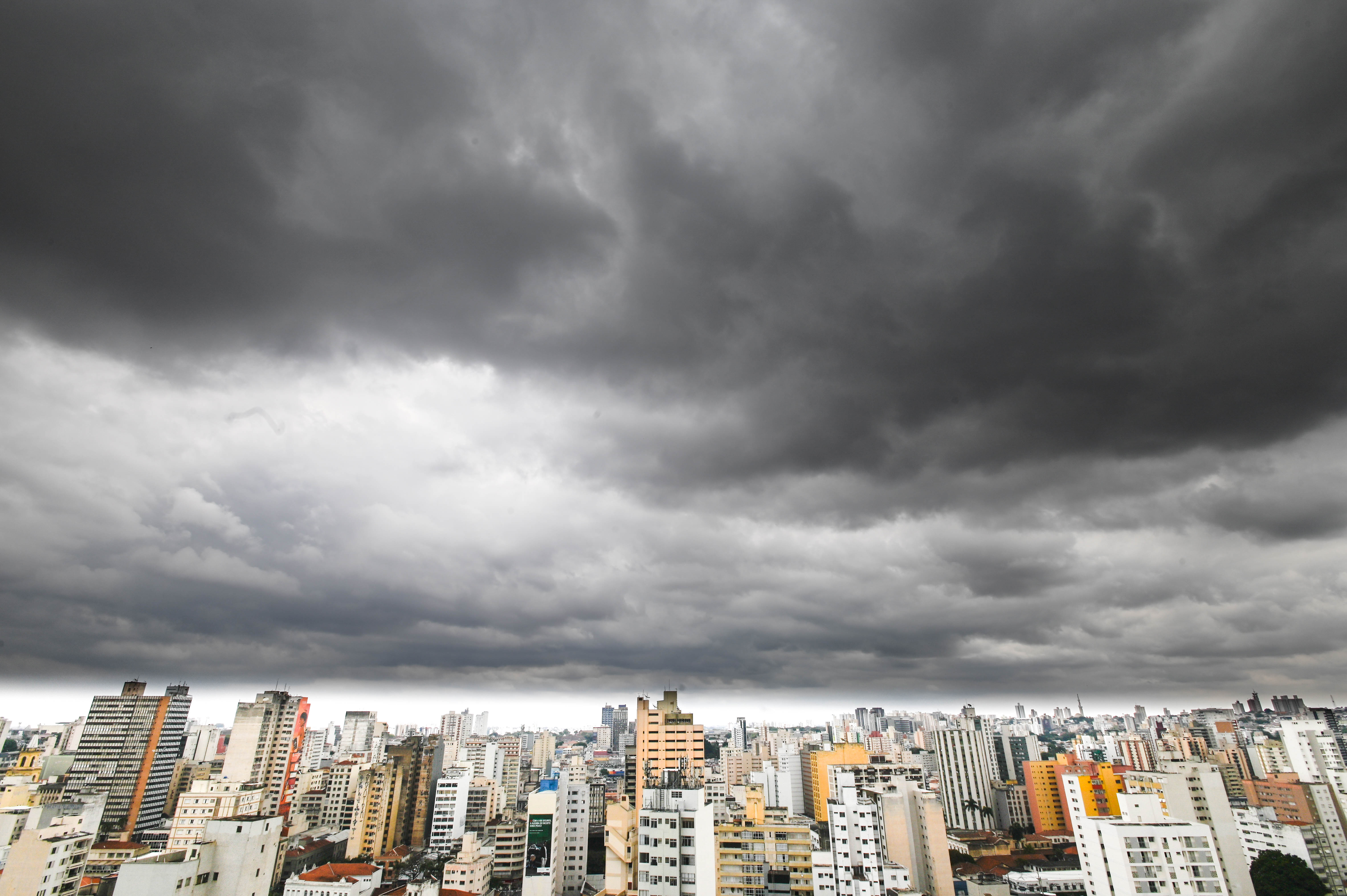 Defesa Civil de Campinas orienta a população a acompanhar os alertas oficiais, evitar áreas alagadas e não permanecer sob árvores durante as chuvas