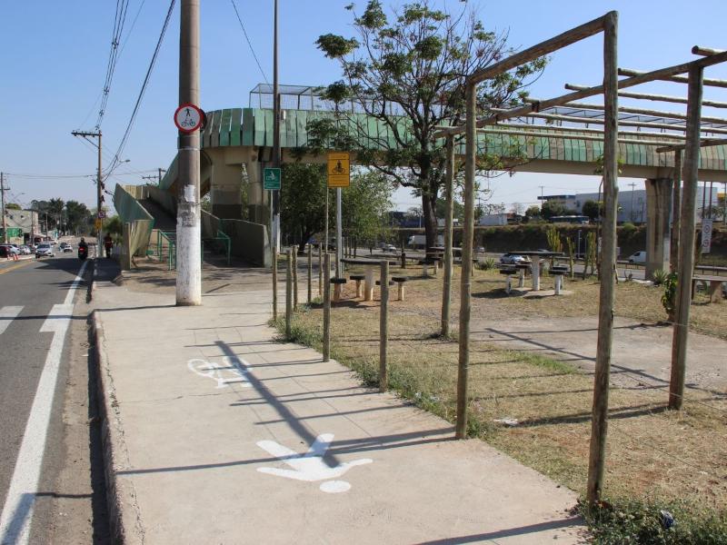 Espaço é compartilhado entre pedestres e ciclistas