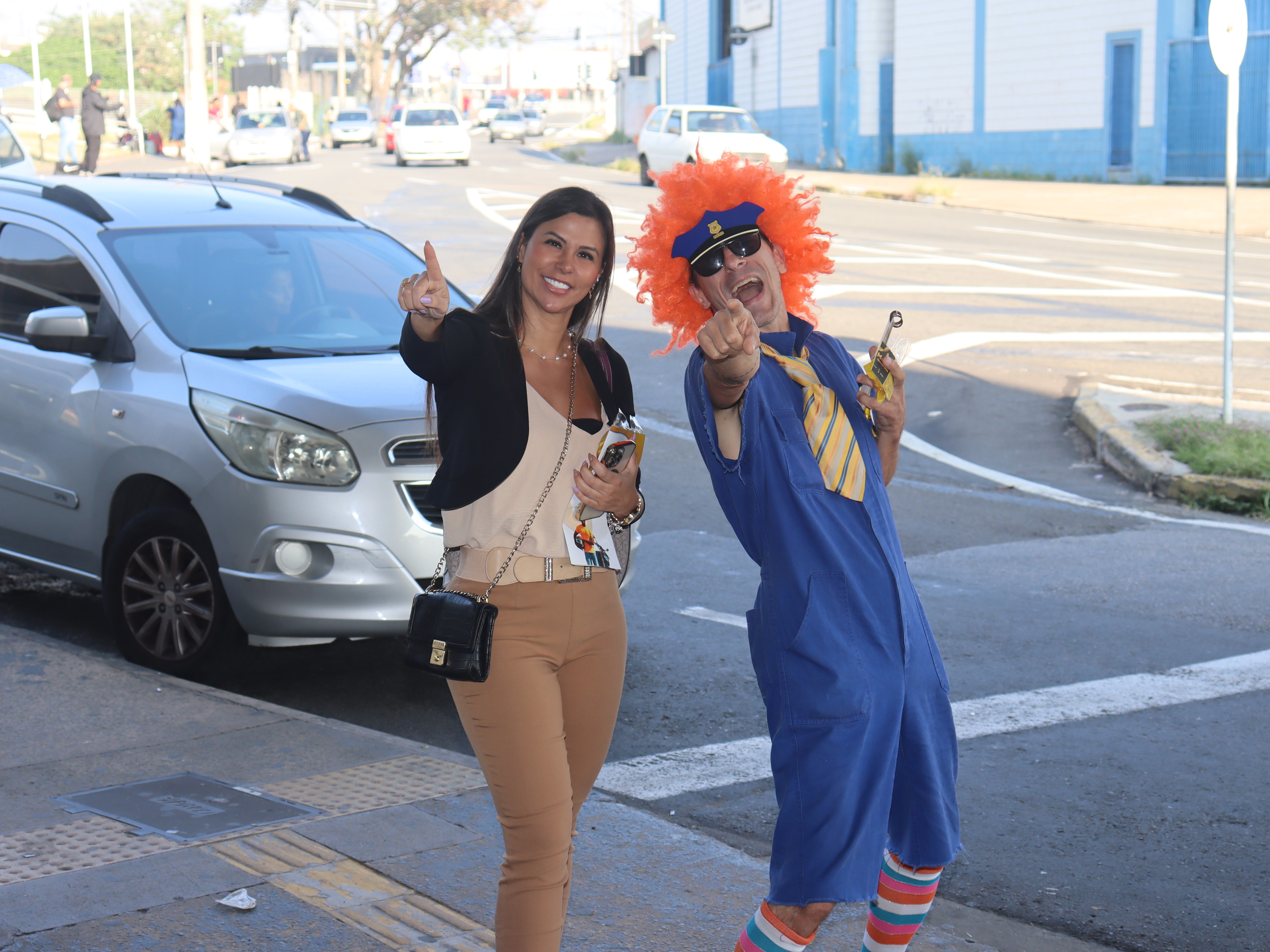 Passageira posa com artista que participou da mobilização: bom humor