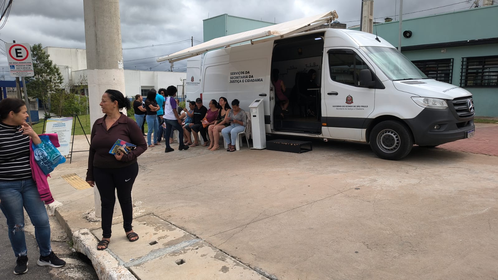 Não é preciso fazer inscrição, basta chegar no local e retirar a senha