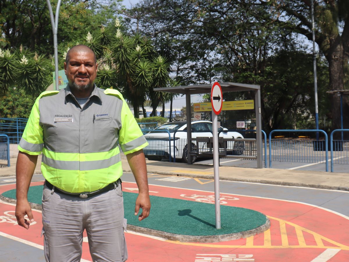 Alerta de Cleber evitou a queda de veículos em cratera e possíveis vítimas