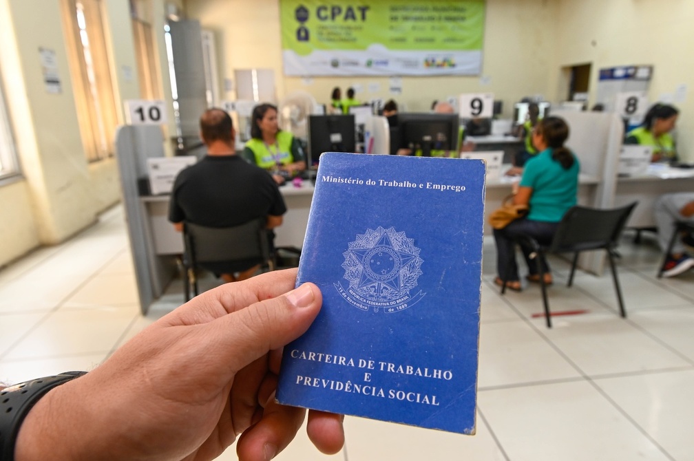 Candidatos aguardam atendimento no Cpat Campinas: oportunidades para quem busca trabalho