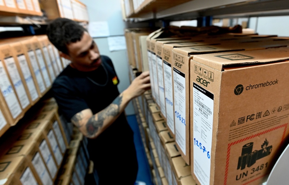 Alunos do EJA ganham o dispositivo como forma de incentivo ao se formarem