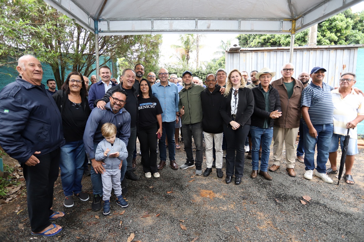 Moradores se reuniram com autoridades para comemorar a entrega