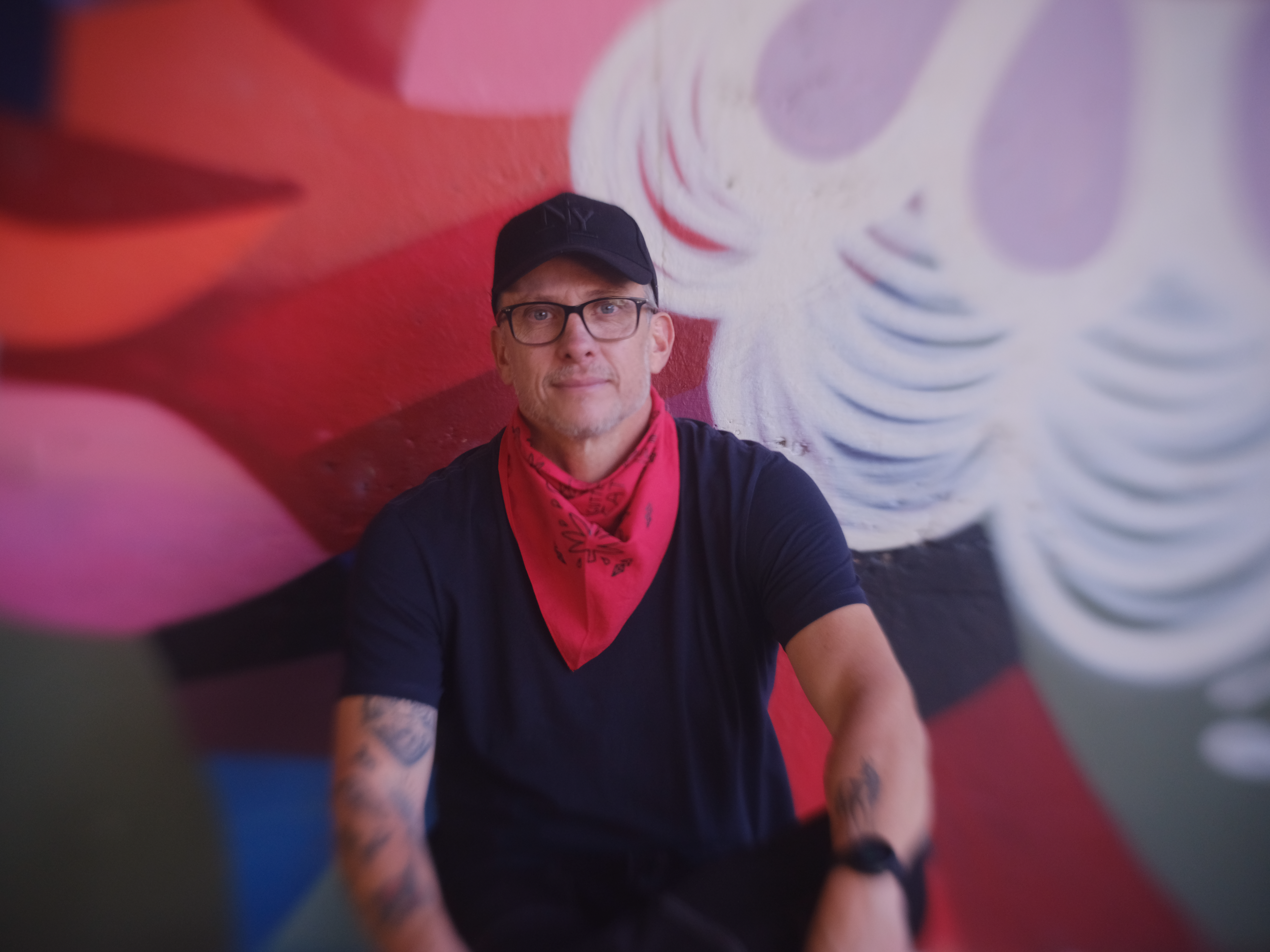 Rogério Pedro é um artista nascido em Campinas, com atuação internacional, cuja obra transita entre diferentes linguagens e suportes, celebrando a diversidade da cultura brasileira.