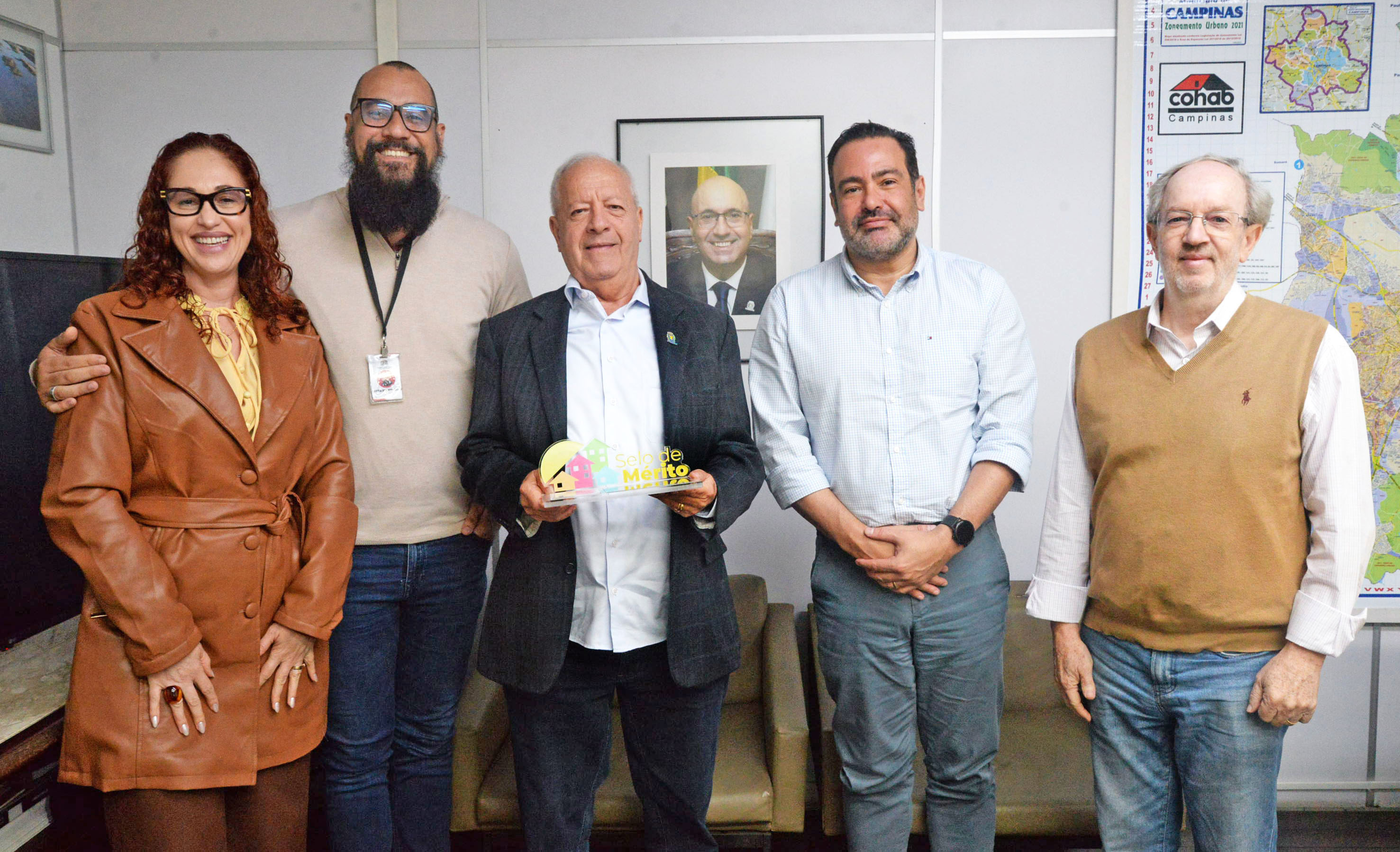 O presidente da Cohab Campinas, Arly de Lara Romêo, exibe o 11º Prêmio Selo de Mérito, ladeado pela diretora Jurídica, Eliane Martins; diretor Técnico de Regularização Fundiária, Jonatha Pereira; diretor Comercial Administrativo e Financeiro, Rodrigo Martins; diretor Técnico de Empreendimentos Sociais, Pedro Luporini