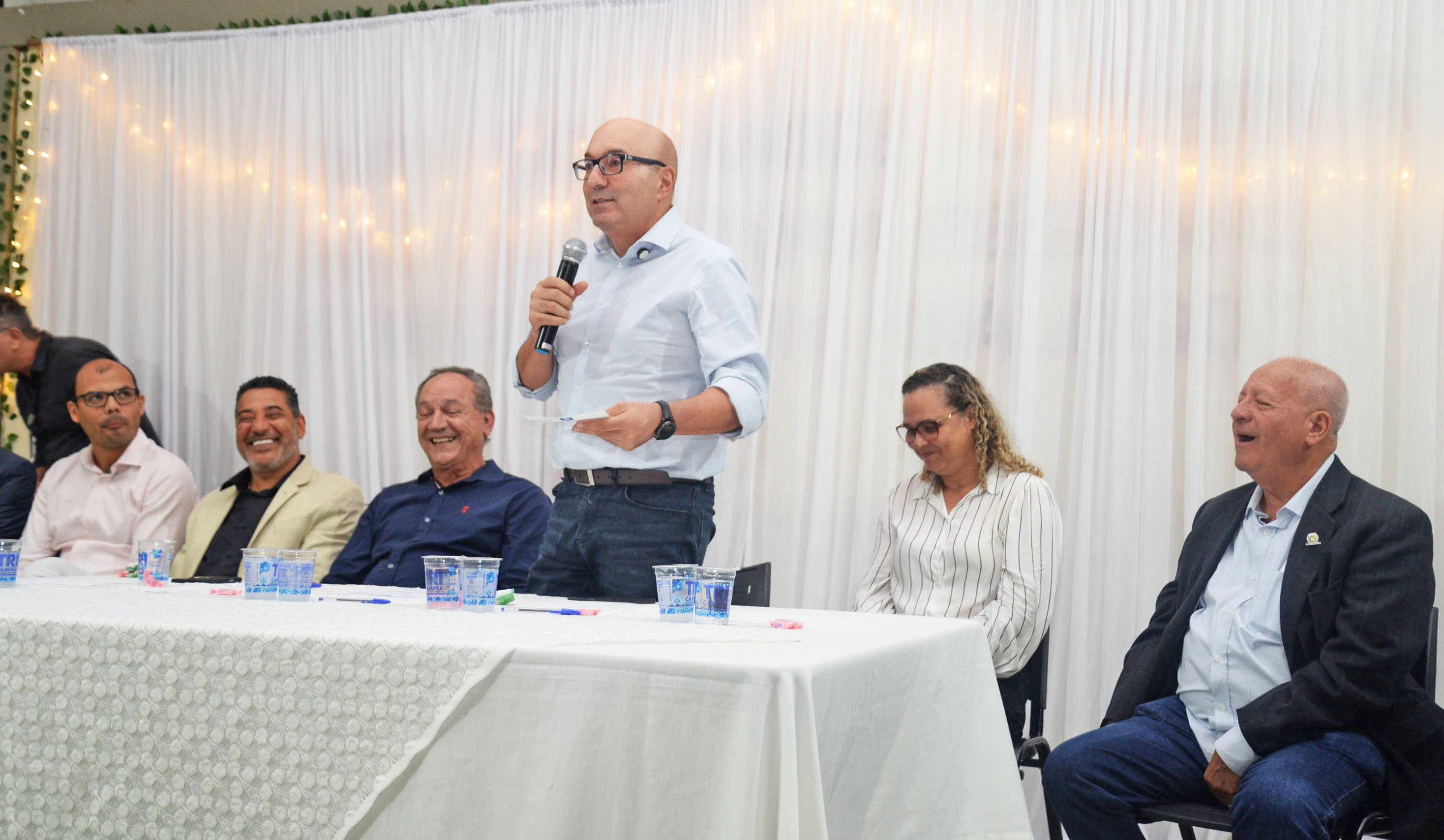 O prefeito Dário Saadi participou da entrega de 136 matrículas a famílias da Vila Princesa, na região do Ouro Verde