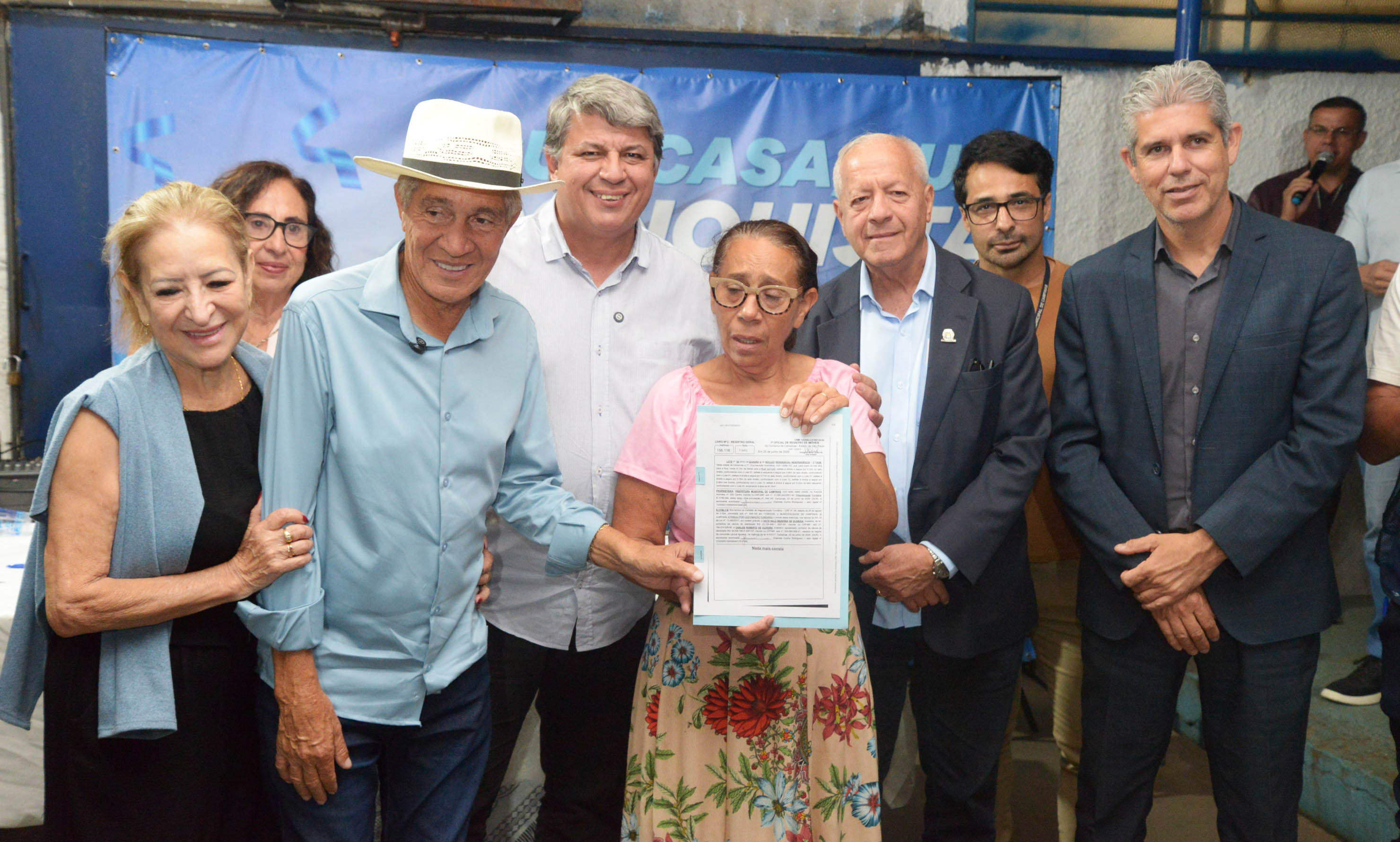 Mais de 100 famílias receberam a escritura do imóvel; a moradora Ivete Salu Bezerra de Oliveira (com o documento) se emocionou diante da concretização do sonho